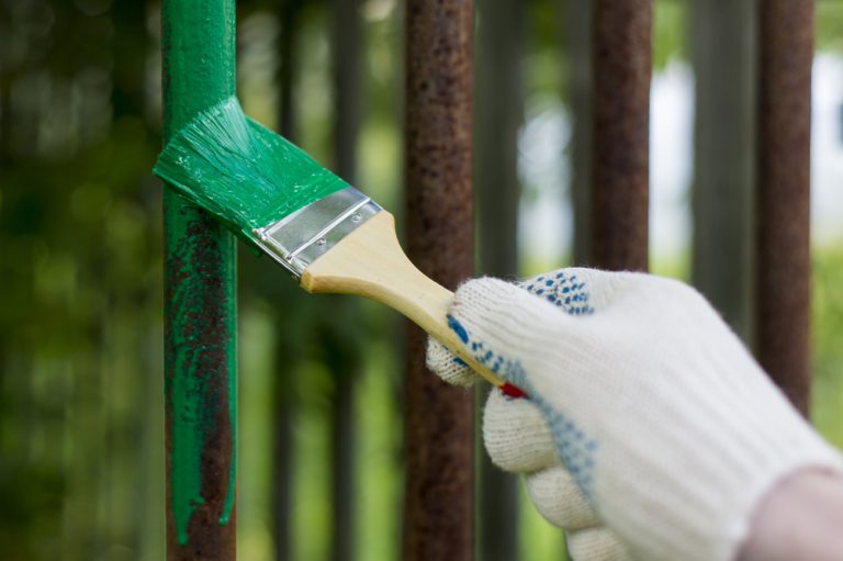 Malowanie balustrady balkonowej – 5 przydatnych wskazówek