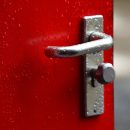 Zabezpieczenia drzwi wejściowych – jak w pełni ochronić się przed nieproszonymi gośćmi?