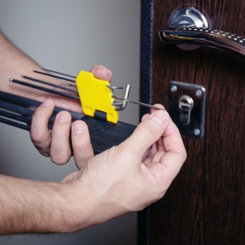 Bezpieczne otwieranie zamków w drzwiach bez kluczy – czy to możliwe?