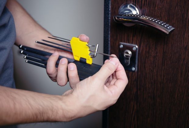 Bezpieczne otwieranie zamków w drzwiach bez kluczy – czy to możliwe?